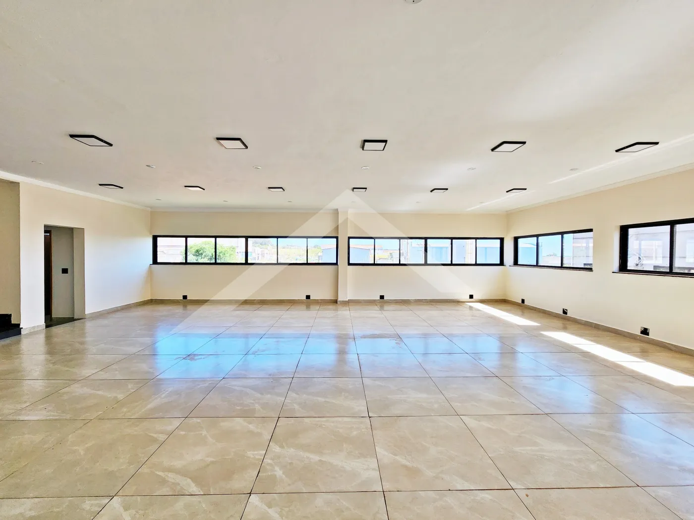 Alugar Comercial / Galpão em Cravinhos R$ 27.000,00 - Foto 8